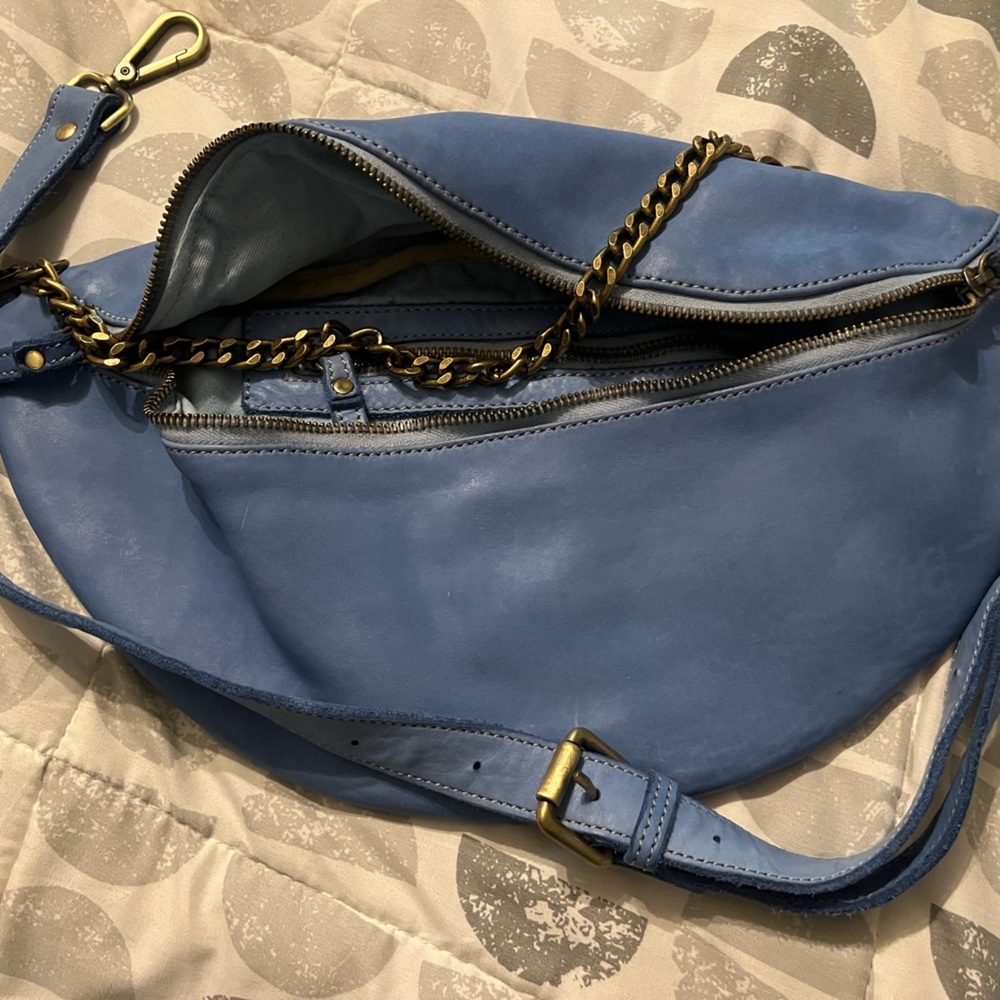 Bolsa Nova sling in ocean Blue Leather Shoulder Bag with Chain Detail
